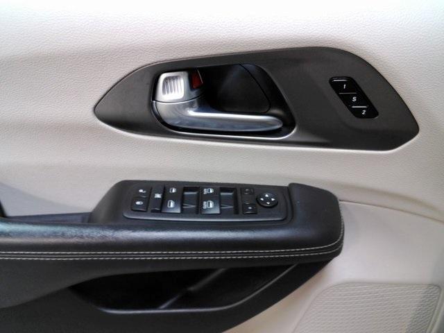 Photo of 2024 Silver Mist Clearcoat Chrysler Pacifica