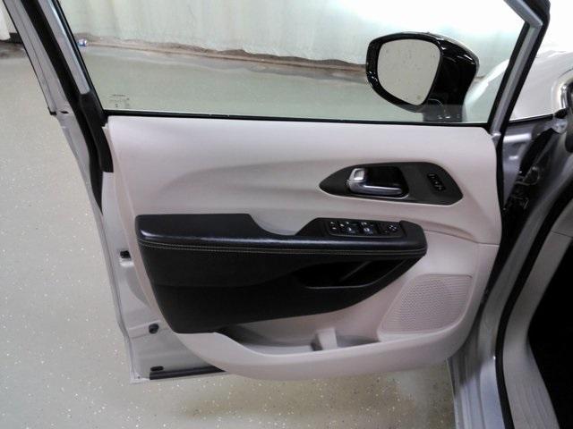 Photo of 2024 Silver Mist Clearcoat Chrysler Pacifica