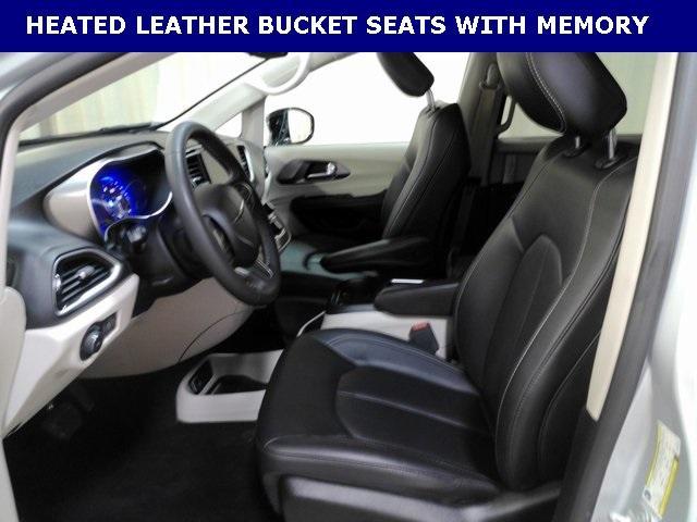 Photo of 2024 Silver Mist Clearcoat Chrysler Pacifica