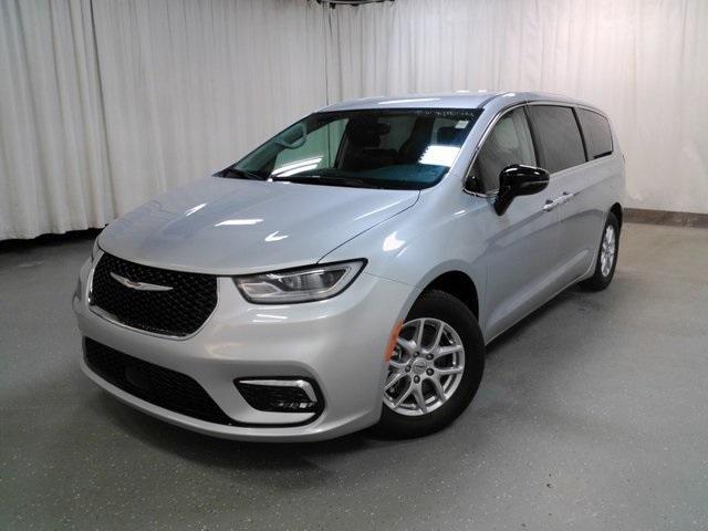 Photo of 2024 Silver Mist Clearcoat Chrysler Pacifica