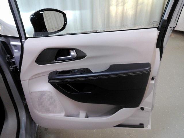 Photo of 2024 Silver Mist Clearcoat Chrysler Pacifica