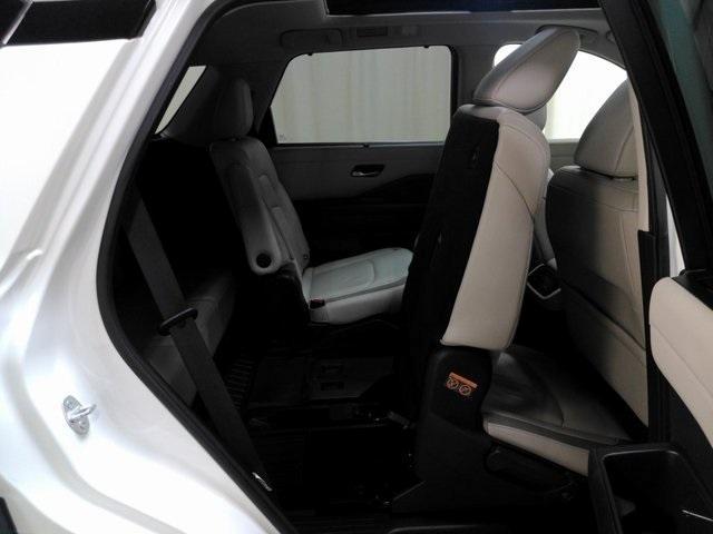 Photo of 2023 White Nissan Pathfinder