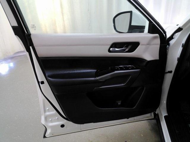 Photo of 2023 White Nissan Pathfinder