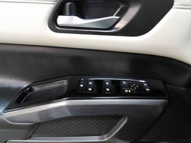 Photo of 2023 White Nissan Pathfinder