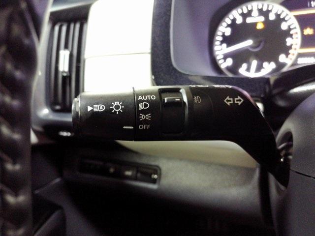 Photo of 2023 White Nissan Pathfinder