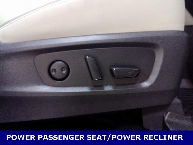 Photo of 2023 White Nissan Pathfinder