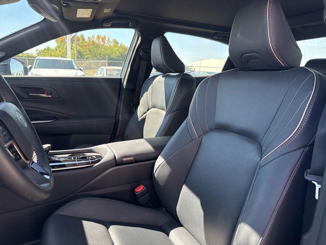 Photo of 2025 Black/Oxygen White Toyota Crown
