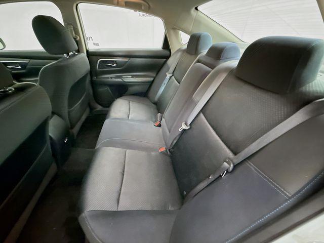Photo of 2017 Pearl White Nissan Altima