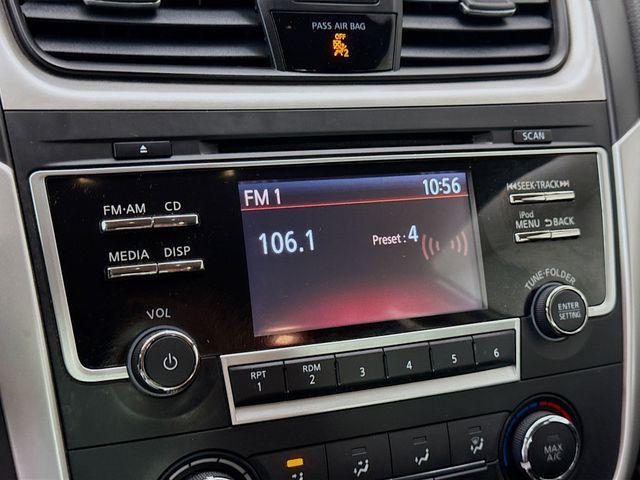 Photo of 2017 Pearl White Nissan Altima