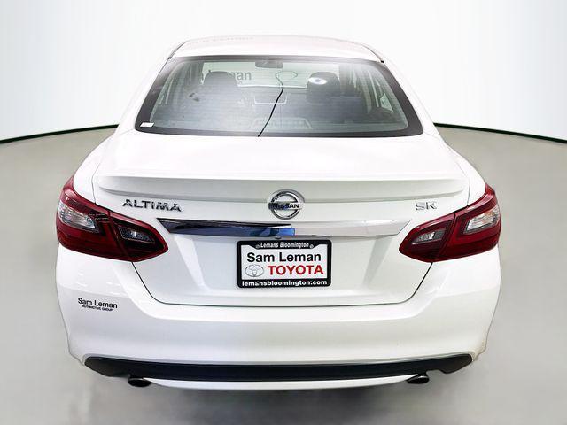Photo of 2017 Pearl White Nissan Altima