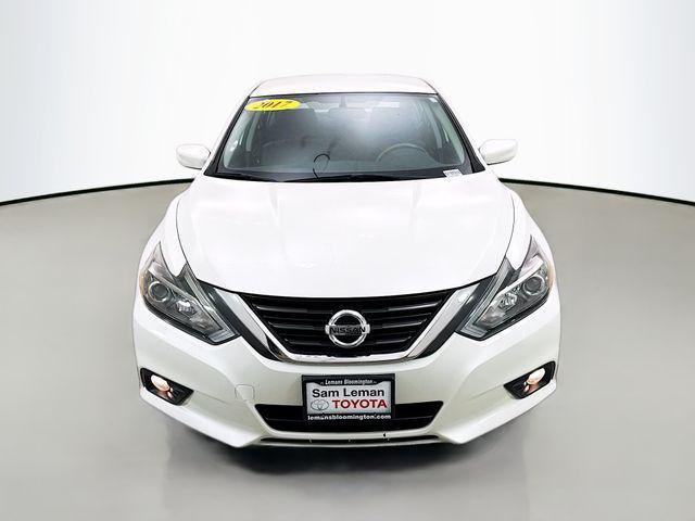 Photo of 2017 Pearl White Nissan Altima
