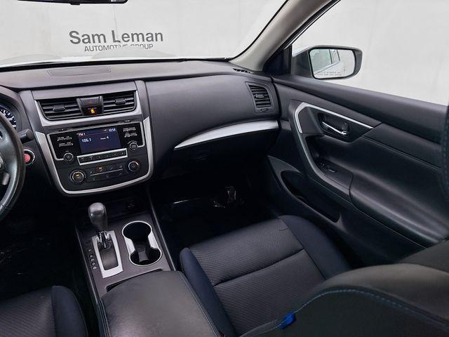 Photo of 2017 Pearl White Nissan Altima