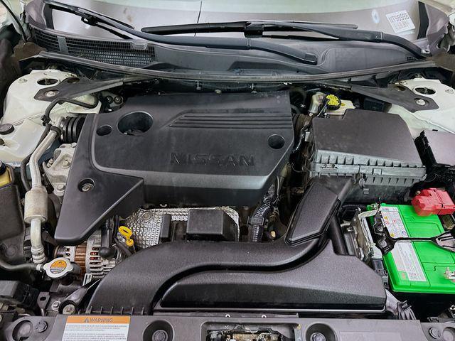 Photo of 2017 Pearl White Nissan Altima