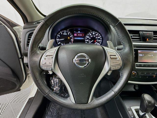 Photo of 2017 Pearl White Nissan Altima