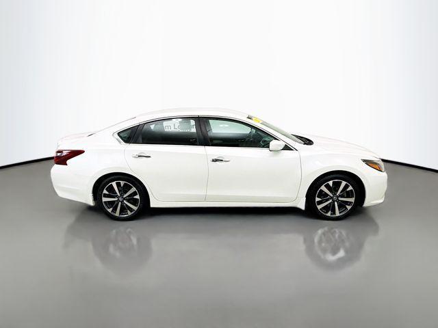 Photo of 2017 Pearl White Nissan Altima