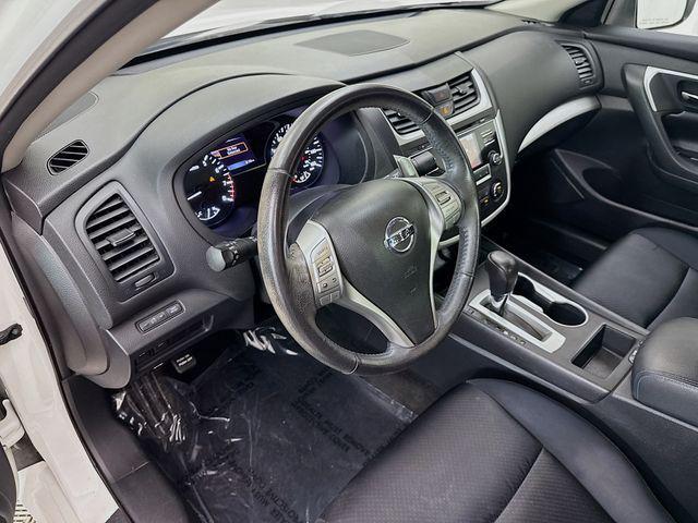 Photo of 2017 Pearl White Nissan Altima