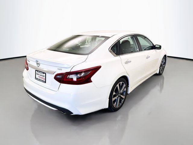 Photo of 2017 Pearl White Nissan Altima