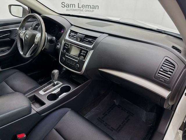 Photo of 2017 Pearl White Nissan Altima