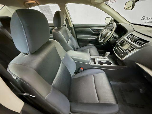 Photo of 2017 Pearl White Nissan Altima