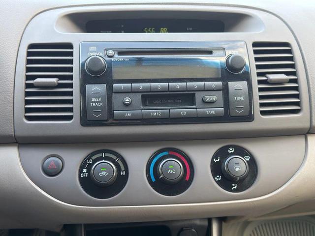 Photo of 2002 Super White Toyota Camry