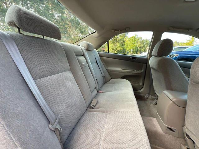 Photo of 2002 Super White Toyota Camry