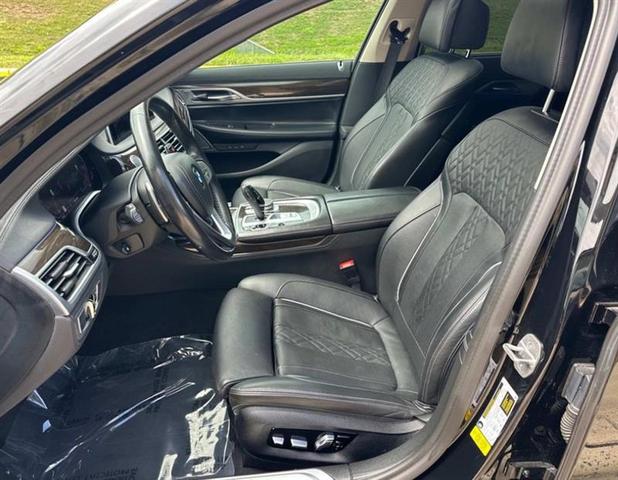 Photo of 2022 Jet Black BMW 740