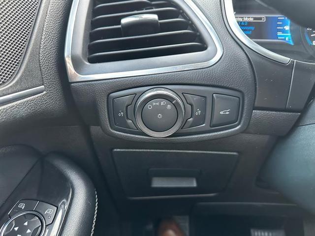 Photo of 2015 White Platinum Metallic Tri-Coat Ford Edge