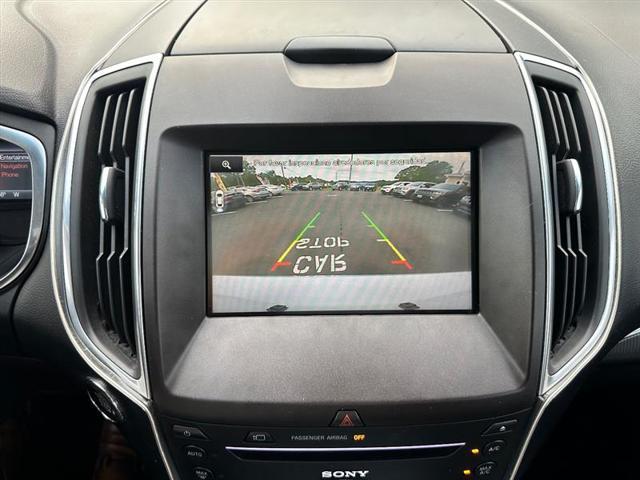 Photo of 2015 White Platinum Metallic Tri-Coat Ford Edge