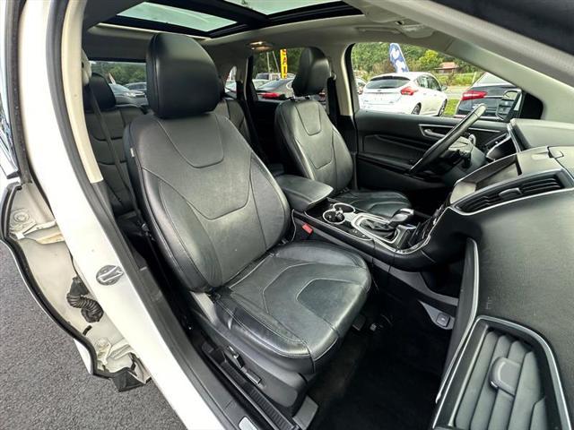 Photo of 2015 White Platinum Metallic Tri-Coat Ford Edge
