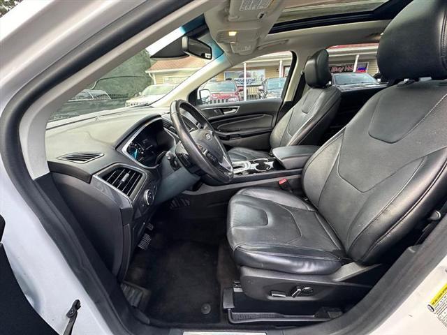 Photo of 2015 White Platinum Metallic Tri-Coat Ford Edge