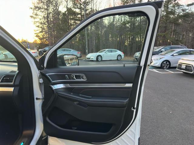 Photo of 2018 White Platinum Metallic Tri-Coat Ford Explorer