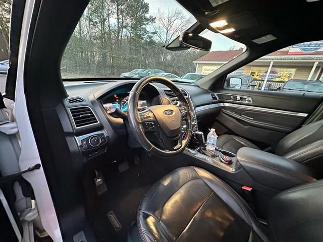 Photo of 2018 White Platinum Metallic Tri-Coat Ford Explorer