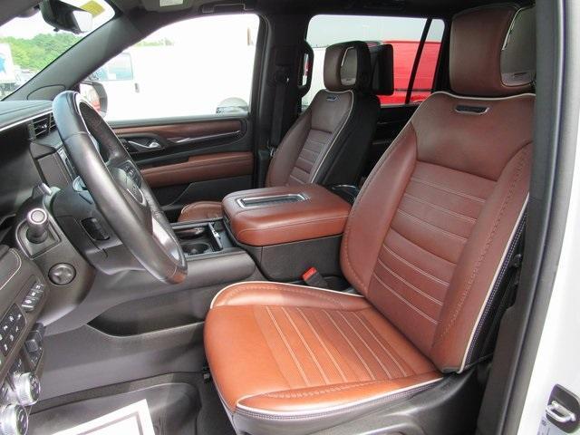Photo of 2023 White Frost Tri-Coat GMC Yukon XL