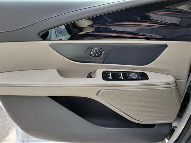 Photo of 2025 White Platinum Clearcoat Metallic Lincoln Nautilus