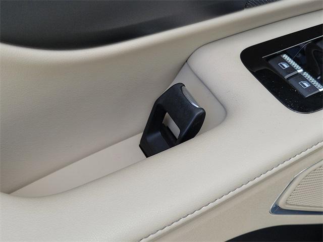 Photo of 2025 White Platinum Clearcoat Metallic Lincoln Nautilus