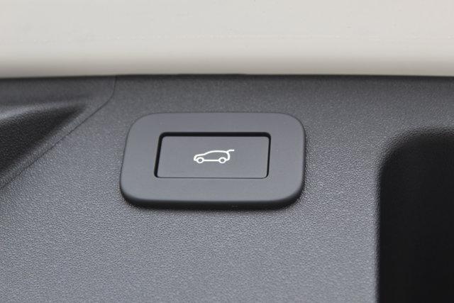 Photo of 2025 Fuji White Land Rover Discovery Sport