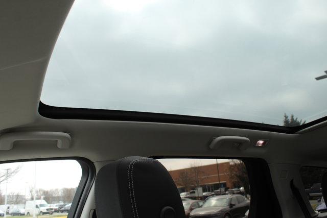 Photo of 2025 Fuji White Land Rover Discovery Sport
