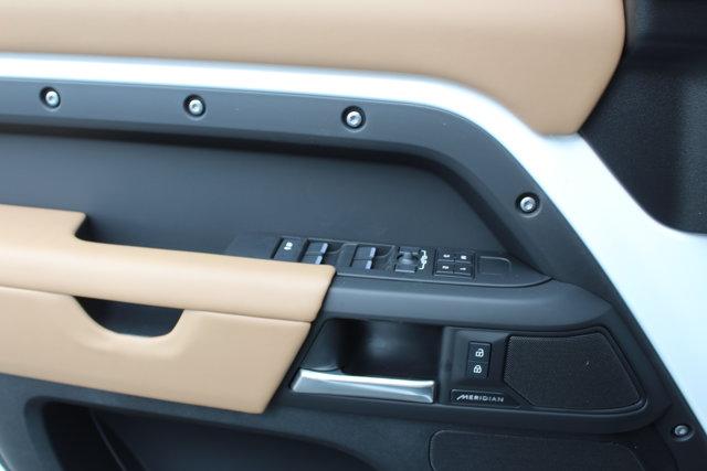 Photo of 2025 Fuji White Land Rover Defender