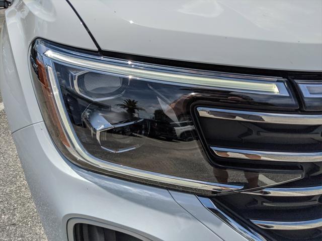 Photo of 2025 Pure White Volkswagen Atlas
