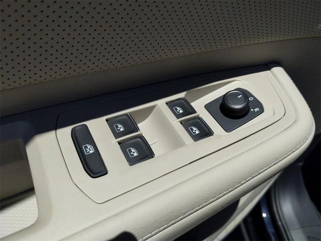 Photo of 2025 Deep Black Pearl Volkswagen Atlas
