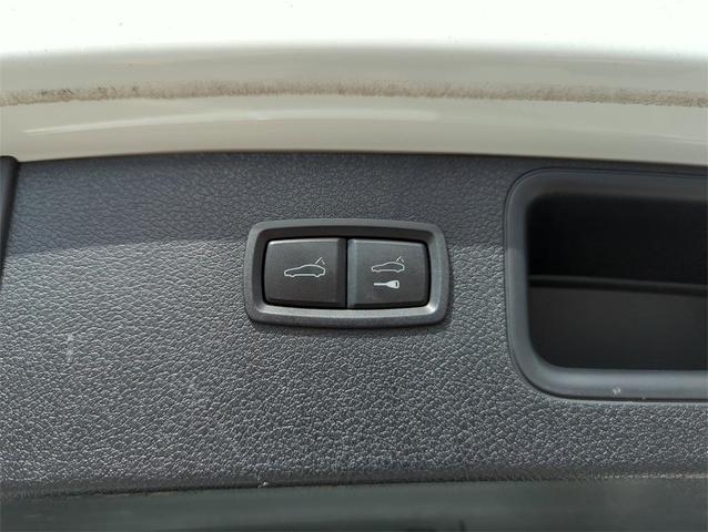 Photo of 2021 White Porsche Macan