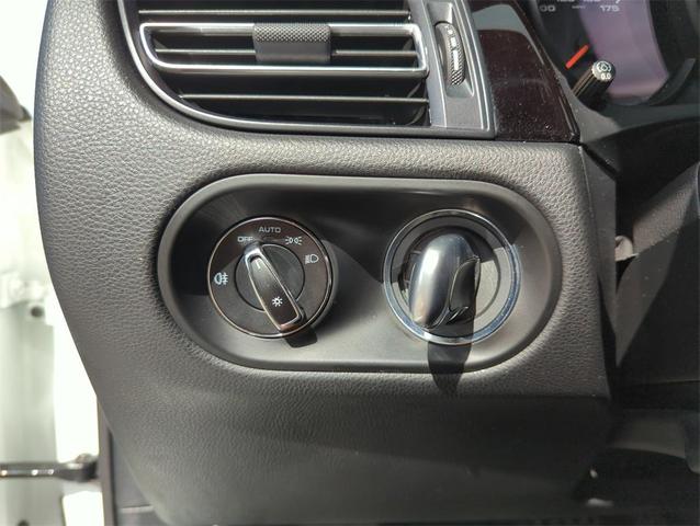 Photo of 2021 White Porsche Macan