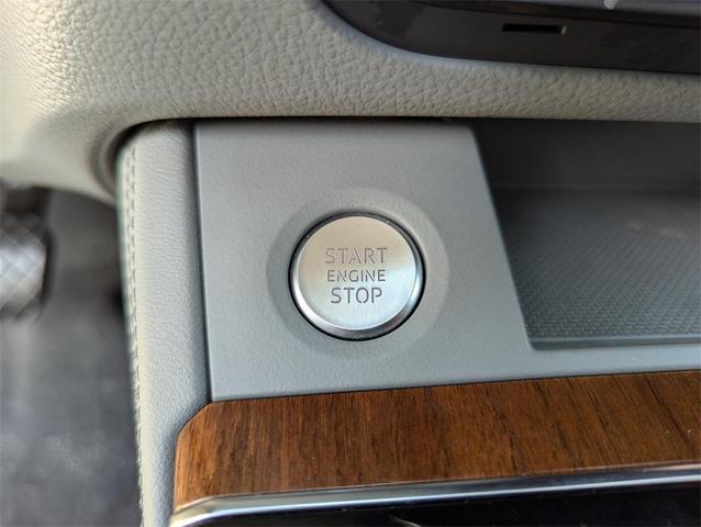 Photo of 2022 Florett Silver Metallic Audi Q5