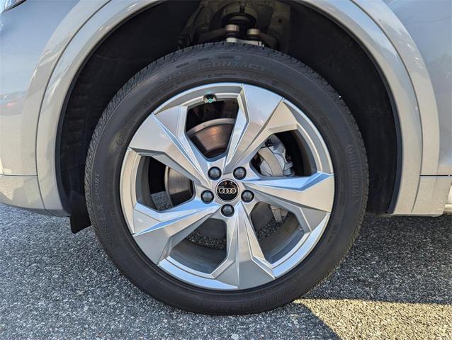 Photo of 2022 Florett Silver Metallic Audi Q5