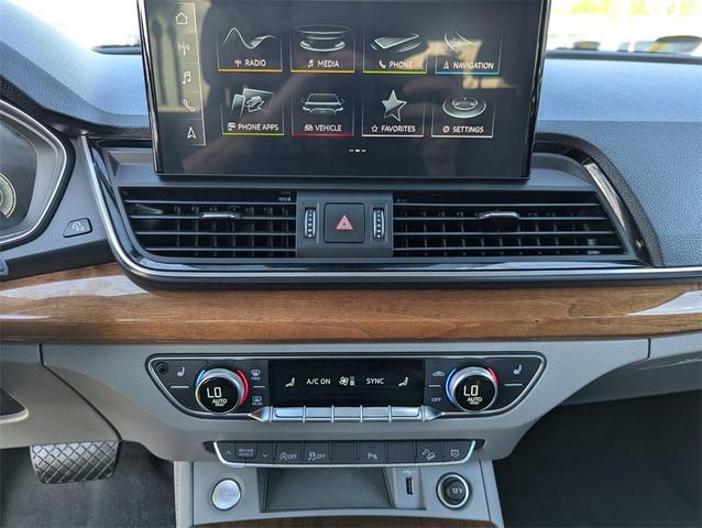 Photo of 2022 Florett Silver Metallic Audi Q5