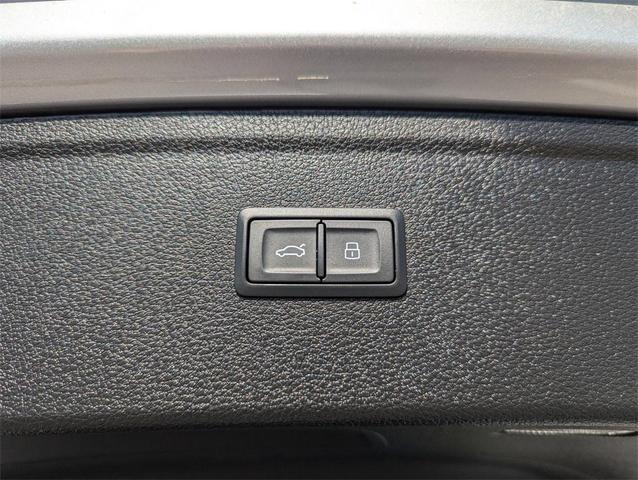 Photo of 2022 Florett Silver Metallic Audi Q5