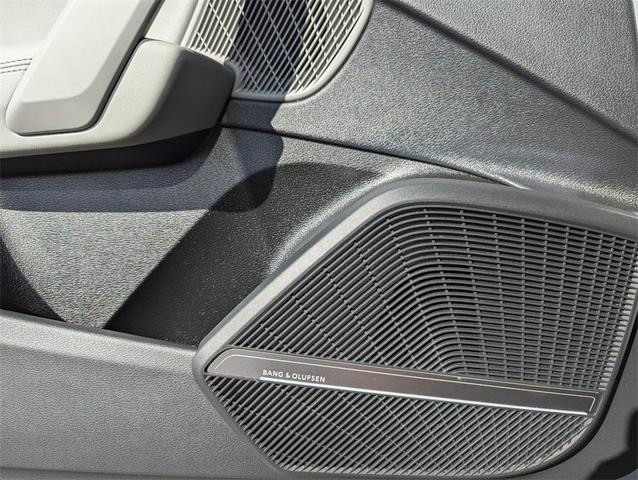 Photo of 2022 Florett Silver Metallic Audi Q5