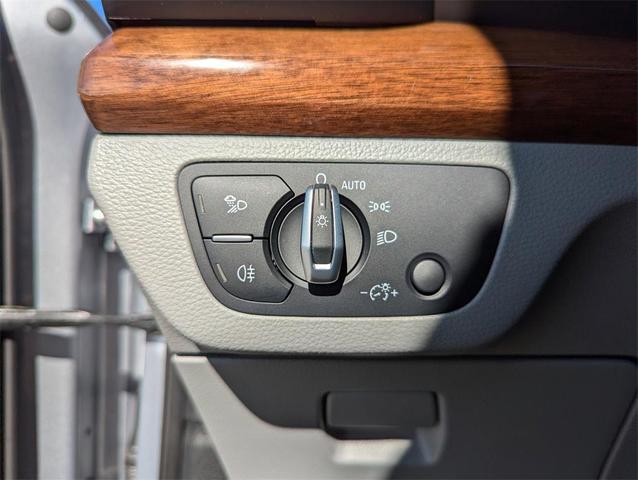 Photo of 2022 Florett Silver Metallic Audi Q5