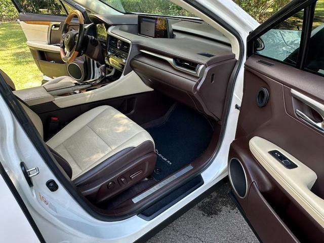 Photo of 2019 Pearl White Lexus RX 350