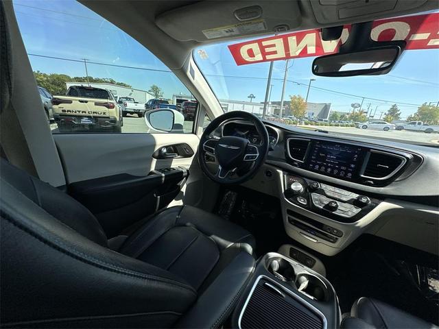Photo of 2020 Bright White Clearcoat Chrysler Pacifica